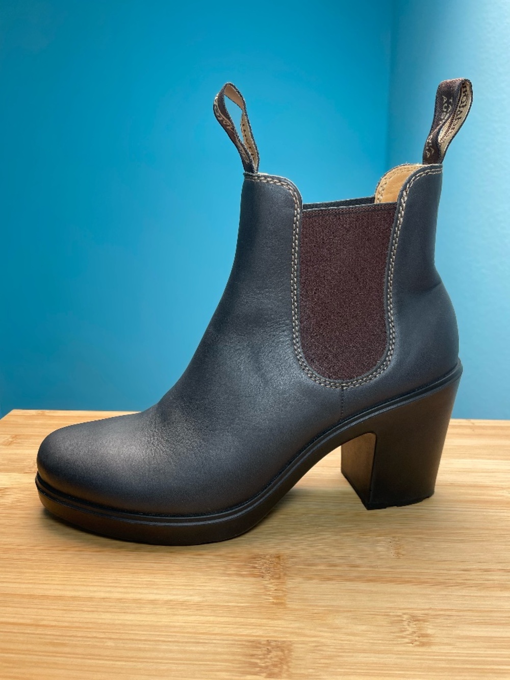 Blundstone Chelsea Ankle Boots Womens 9 Dark Brown Leather Pull On Heeled EUC!